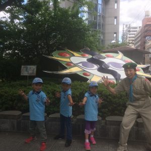 岡村太郎の絵の前で≪芸術は爆発だ！≫と叫んでるビーバー隊